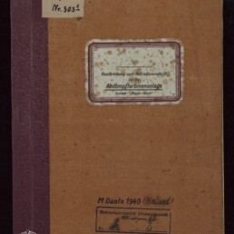 Braunes Heft mit violettem Buchrücken, in der Mitte eine gefleckte Etikette mit der Aufschrift „Beschreibung und Betriebsvorschrift für die Abdampfturbinenanlage System: ‚Bauer‑Wach‘“, oben links ein kleines handschriftliches Etikett, unten ein Stempel mit handschriftlicher Notiz „M Boote 1940 (Holland)“ sowie links unten das Logo des Internationalen Maritimen Museums Hamburg.