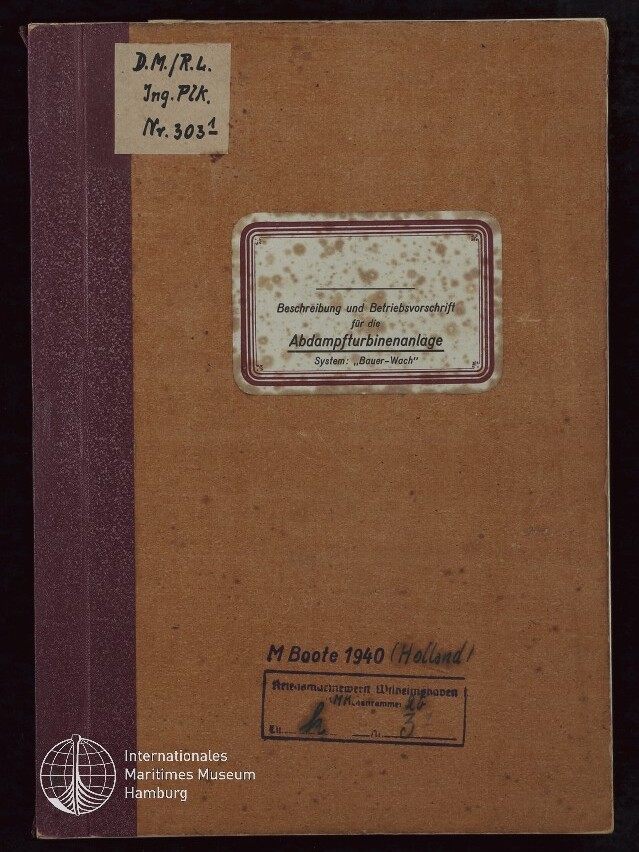 Braunes Heft mit violettem Buchrücken, in der Mitte eine gefleckte Etikette mit der Aufschrift „Beschreibung und Betriebsvorschrift für die Abdampfturbinenanlage System: ‚Bauer‑Wach‘“, oben links ein kleines handschriftliches Etikett, unten ein Stempel mit handschriftlicher Notiz „M Boote 1940 (Holland)“ sowie links unten das Logo des Internationalen Maritimen Museums Hamburg.