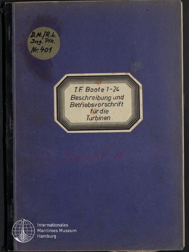 Blaues Hardcover-Heft mit schwarzem Buchrücken, mittig ein weißes, oktogonales Etikett mit der Aufschrift ‚T.F. Boote 1-24 Beschreibung und Betriebsvorschrift für die Turbinen‘, oben links ein runder Aufkleber mit handschriftlicher Notiz und unten links das Logo des Internationalen Maritimen Museums Hamburg.