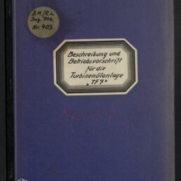 Blau-violetter Bucheinband mit schwarzem Buchrücken, oben links ein runder Aufkleber mit handschriftlicher Notiz und in der Mitte ein achteckiges Etikett mit der Aufschrift Beschreibung und Betriebsvorschrift für die Turbinenölanlage „TF7“, unten links das Logo des Internationalen Maritimen Museums Hamburg.