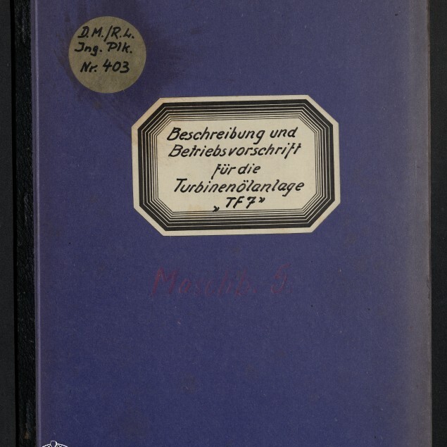 Blau-violetter Bucheinband mit schwarzem Buchrücken, oben links ein runder Aufkleber mit handschriftlicher Notiz und in der Mitte ein achteckiges Etikett mit der Aufschrift Beschreibung und Betriebsvorschrift für die Turbinenölanlage „TF7“, unten links das Logo des Internationalen Maritimen Museums Hamburg.