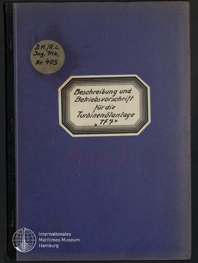 Blau-violetter Bucheinband mit schwarzem Buchrücken, oben links ein runder Aufkleber mit handschriftlicher Notiz und in der Mitte ein achteckiges Etikett mit der Aufschrift Beschreibung und Betriebsvorschrift für die Turbinenölanlage „TF7“, unten links das Logo des Internationalen Maritimen Museums Hamburg.