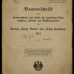 Frontseite einer deutschen Bauvorschrift von 1935 mit dem Titel und Untertitel zu Hauptmaschinen und Kesseln für die Kreuzer „Ersatz Berlin“ und „Ersatz Hamburg“, handschriftlichen Nummern und Stempeln, Reichsadler-Emblem und Aufdruck «Berlin 1935».