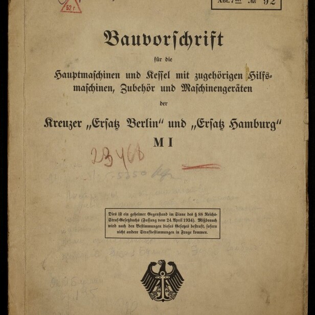 Frontseite einer deutschen Bauvorschrift von 1935 mit dem Titel und Untertitel zu Hauptmaschinen und Kesseln für die Kreuzer „Ersatz Berlin“ und „Ersatz Hamburg“, handschriftlichen Nummern und Stempeln, Reichsadler-Emblem und Aufdruck «Berlin 1935».