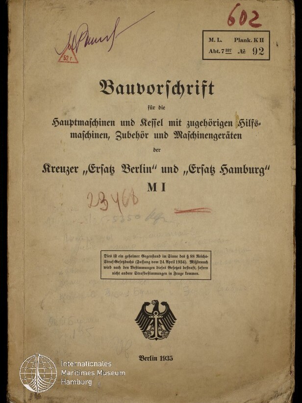 Frontseite einer deutschen Bauvorschrift von 1935 mit dem Titel und Untertitel zu Hauptmaschinen und Kesseln für die Kreuzer „Ersatz Berlin“ und „Ersatz Hamburg“, handschriftlichen Nummern und Stempeln, Reichsadler-Emblem und Aufdruck «Berlin 1935».
