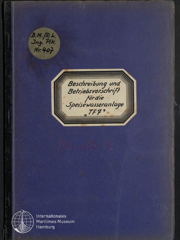 Vorderseite eines violettblauen Heftes mit schwarzem Rücken, mittig ein achteckiges Etikett mit handschriftlicher Aufschrift „Beschreibung und Betriebsvorschrift für die Speisewasseranlage ‚TF7’“, oben links ein runder handbeschrifteter Aufkleber und unten links das Logo des Internationalen Maritimen Museums Hamburg.