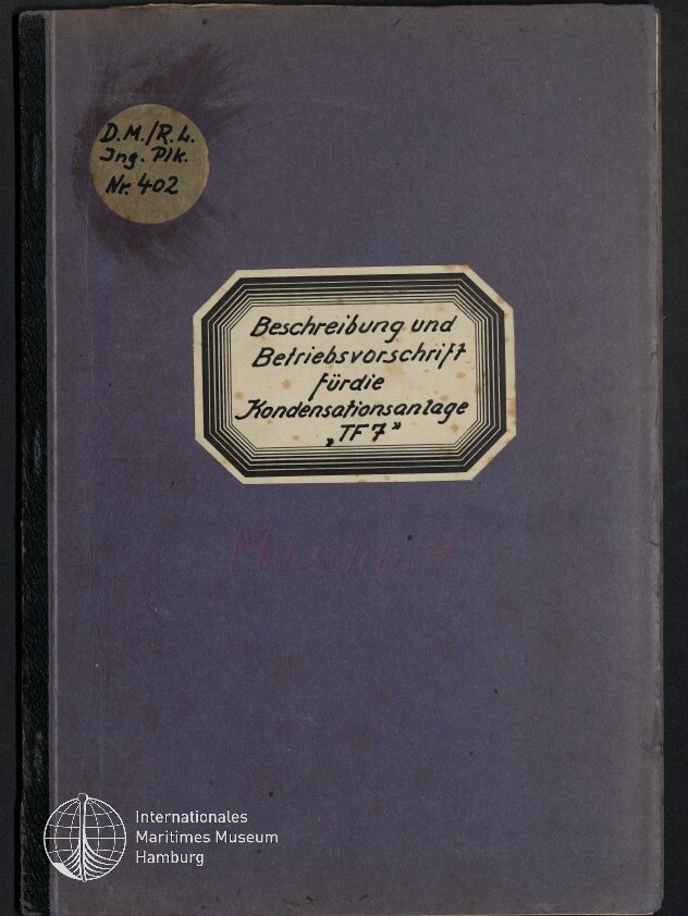 Vorderseite eines violetten Heftumschlags mit rundem Aufkleber oben links und einem achteckigen weißen Etikett in der Mitte mit der handschriftlichen Beschriftung „Beschreibung und Betriebsvorschrift für die Kondensationsanlage ‚TF7‘“, unten links das Logo des Internationalen Maritimen Museums Hamburg.