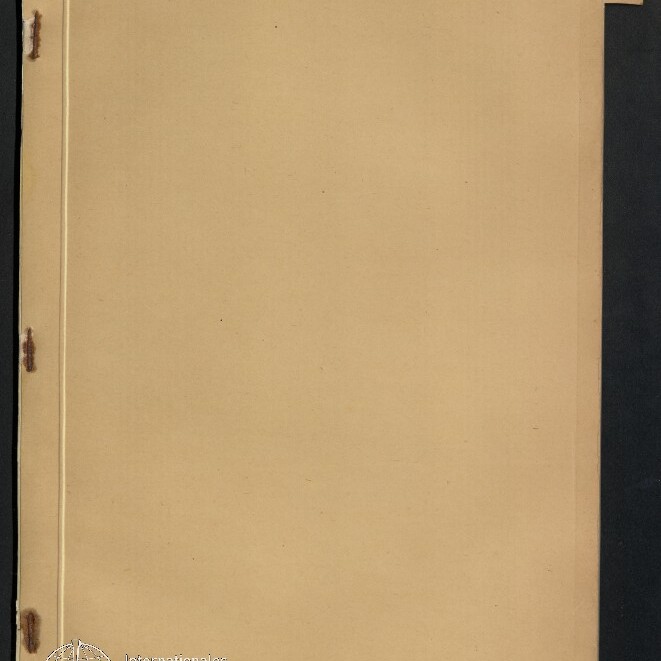 Beige leere Blattseite in schwarzem Einband, links drei rostige Heftbefestigungen, oben rechts ein Eckregister mit der Ziffer 1 und unten links das Logo des Internationalen Maritimen Museums Hamburg.
