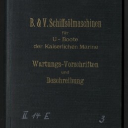 Dunkelgrüner Buchdeckel mit goldener Aufschrift B. & V. Schiffsölmaschinen für U‑Boote der Kaiserlichen Marine — Wartungs‑Vorschriften und Beschreibung sowie weißem Logo und Schriftzug des Internationalen Maritimen Museums Hamburg unten links.