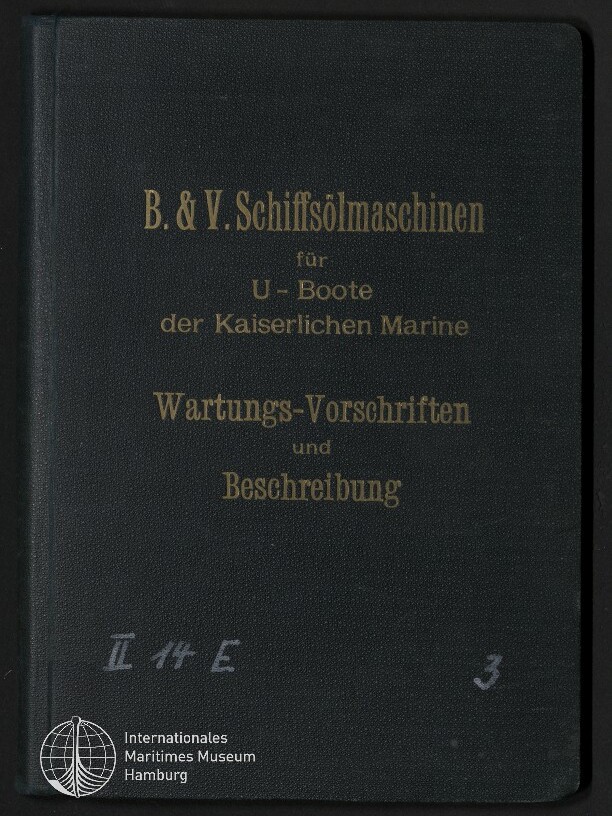 Dunkelgrüner Buchdeckel mit goldener Aufschrift B. & V. Schiffsölmaschinen für U‑Boote der Kaiserlichen Marine — Wartungs‑Vorschriften und Beschreibung sowie weißem Logo und Schriftzug des Internationalen Maritimen Museums Hamburg unten links.