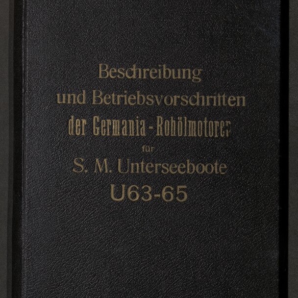 Schwarzer, strukturiert wirkender Bucheinband mit goldener Prägung: „Beschreibung und Betriebsvorschriften der Germania‑Rohölmotoren für S. M. Unterseeboote U63–65“, unten links Logo und Schriftzug des Internationalen Maritimen Museums Hamburg.