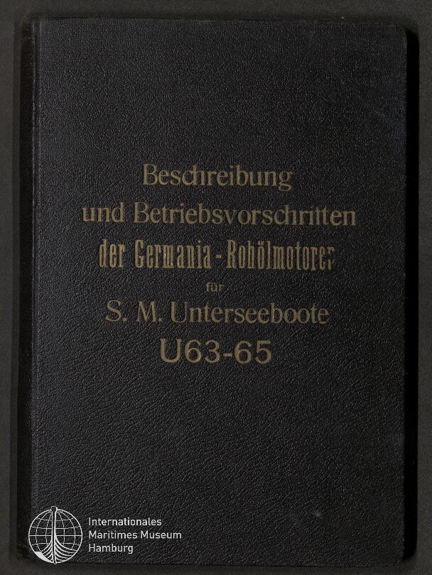 Schwarzer, strukturiert wirkender Bucheinband mit goldener Prägung: „Beschreibung und Betriebsvorschriften der Germania‑Rohölmotoren für S. M. Unterseeboote U63–65“, unten links Logo und Schriftzug des Internationalen Maritimen Museums Hamburg.