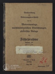 Beiger Umschlag eines deutschen technischen Handbuchs mit schwarzem Leinenrücken und Frakturschrift-Titel ‚Fährprahme‘, aufgeklebtem Stempeletikett, roter handschriftlicher Ziffer 26 und Datumsangabe Aug. 1943; unten links Museum-Logo.