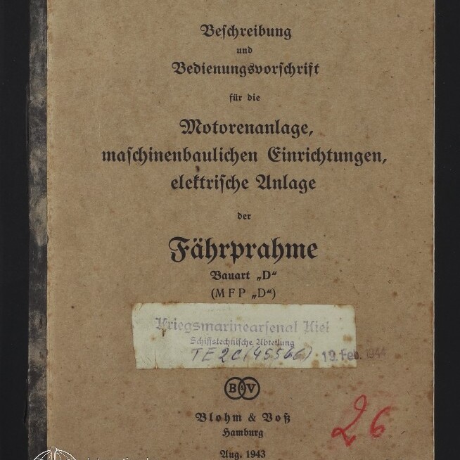 Beiger Umschlag eines deutschen technischen Handbuchs mit schwarzem Leinenrücken und Frakturschrift-Titel ‚Fährprahme‘, aufgeklebtem Stempeletikett, roter handschriftlicher Ziffer 26 und Datumsangabe Aug. 1943; unten links Museum-Logo.