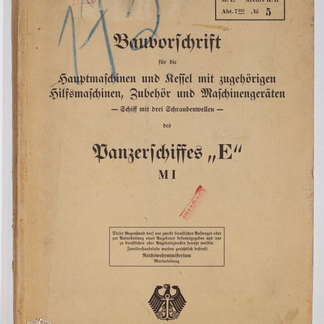 Vergilbtes Deckblatt eines technischen Handbuchs von 1935 mit Frakturschrift ‚Bauvorschrift‘ für Hauptmaschinen und Kessel des Panzerschiffes E M I, handschriftlichen Notizen und Stempeln, dem Reichsadler-Emblem unten und Museumslogo links unten.