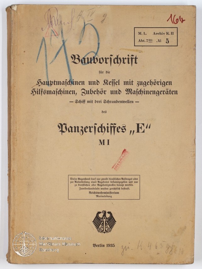 Vergilbtes Deckblatt eines technischen Handbuchs von 1935 mit Frakturschrift ‚Bauvorschrift‘ für Hauptmaschinen und Kessel des Panzerschiffes E M I, handschriftlichen Notizen und Stempeln, dem Reichsadler-Emblem unten und Museumslogo links unten.