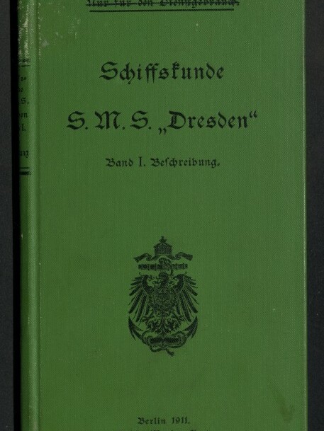 Grüner Leineneinband eines schmalen Buches mit schwarzen Frakturschriftzug „Schiffskunde S.M.S. ‚Dresden‘ Band I. Beschreibung.“, oben rotes „Nr. 6“, darunter schwarzer Reichsadler und Impressum „Berlin 1911, Reichs‑Marine‑Amt“, mit weißem Wasserzeichen‑Logo des Internationalen Maritimen Museums Hamburg in der linken unteren Ecke.