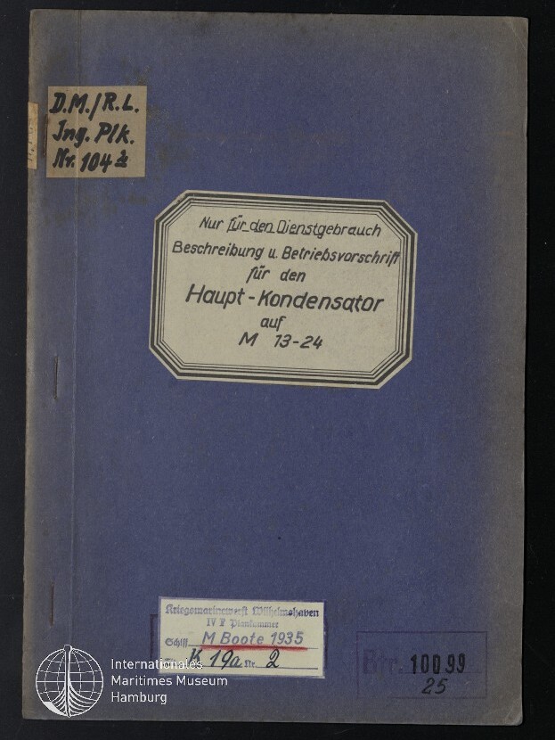 Blaues Heft mit zentralem achteckigem weißem Etikett mit deutscher Beschriftung über den ‚Haupt-Kondensator‘ und mehreren kleineren handschriftlichen Stempeln und Aufklebern, unten links mit Logo des Internationalen Maritimen Museums Hamburg.