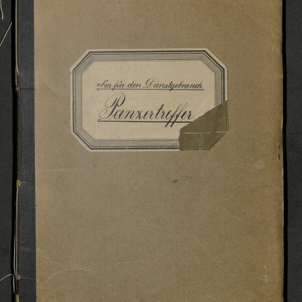 Abgenutztes braunes Heft mit schwarzem Buchrücken und sichtbaren Nahtfäden links, mittig ein etikettenartiges Schild mit der Handschrift 