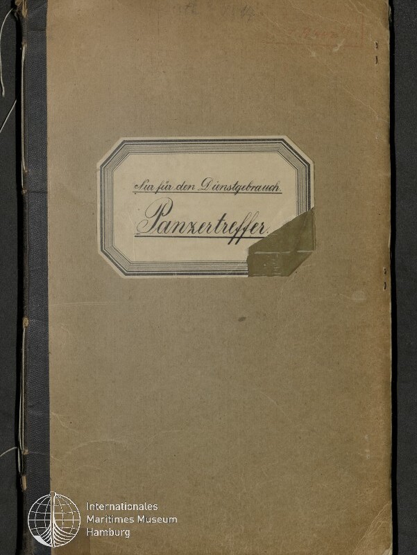 Abgenutztes braunes Heft mit schwarzem Buchrücken und sichtbaren Nahtfäden links, mittig ein etikettenartiges Schild mit der Handschrift 