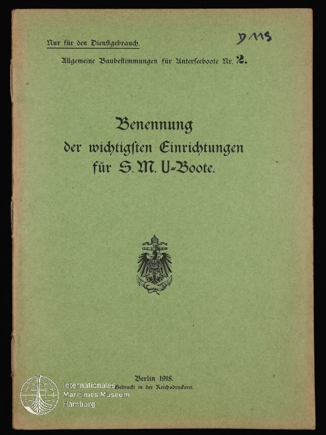 Grünes Buchcover mit schwarzer Frakturschrift »Benennung der wichtigsten Einrichtungen für S.M. U-Boote«, einem kleinen Reichsadler-Emblem in der Mitte, oben gedruckte Dienstvermerke und »Allgemeine Bauvorschriften für Unterseeboote Nr. 2«, handschriftliche Notiz oben rechts sowie Druckvermerk »Berlin 1918« und Museumslogo unten links