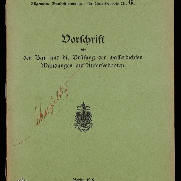 Grüner Einband eines deutschen Dokuments von 1918 mit schwarzer Frakturschrift Titel Vorschrift für den Bau und die Prüfung der wasserdichten Wandungen auf Unterseebooten, diagonal in Rot handschriftlich Ungültig, darunter ein kaiserlicher Adler, Druckvermerk Berlin 1918 und Museumslogo unten links.