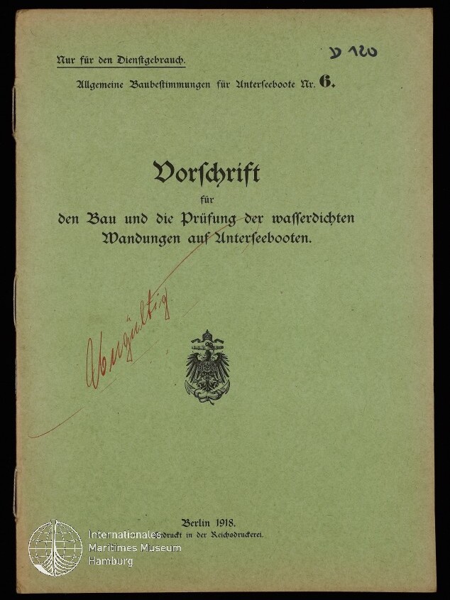 Grüner Einband eines deutschen Dokuments von 1918 mit schwarzer Frakturschrift Titel Vorschrift für den Bau und die Prüfung der wasserdichten Wandungen auf Unterseebooten, diagonal in Rot handschriftlich Ungültig, darunter ein kaiserlicher Adler, Druckvermerk Berlin 1918 und Museumslogo unten links.