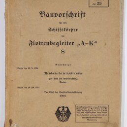 Vergilbter Umschlag einer 1934 datierten Bauvorschrift für den Schiffskörper der Flottenbegleiter „A–K“ S, mit schwarzer Frakturschrift, Reichsadler-Emblem am unteren Rand, Archivstempel oben rechts, roter Handschriftnummer oben und Museumslogo unten links.