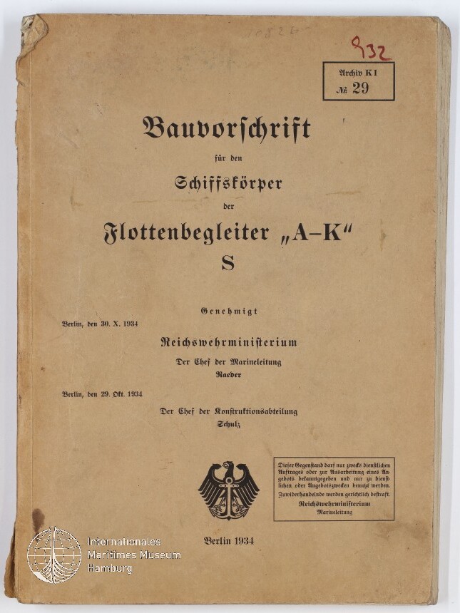 Vergilbter Umschlag einer 1934 datierten Bauvorschrift für den Schiffskörper der Flottenbegleiter „A–K“ S, mit schwarzer Frakturschrift, Reichsadler-Emblem am unteren Rand, Archivstempel oben rechts, roter Handschriftnummer oben und Museumslogo unten links.