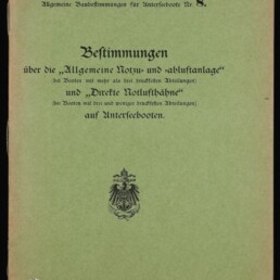 Grüngraue Titelseite eines deutschen Marineschriftenhefts von 1918 mit schwarzer Frakturschrift zum Thema Not‑Zu‑ und Abluftanlagen auf Unterseebooten, Kaiseradler‑Emblem in der Mitte, handschriftlicher Vermerk oben rechts und Museumswasserzeichen unten links (Internationales Maritimes Museum Hamburg).