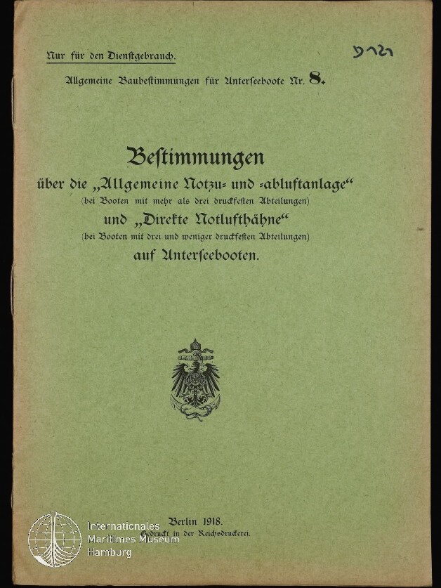 Grüngraue Titelseite eines deutschen Marineschriftenhefts von 1918 mit schwarzer Frakturschrift zum Thema Not‑Zu‑ und Abluftanlagen auf Unterseebooten, Kaiseradler‑Emblem in der Mitte, handschriftlicher Vermerk oben rechts und Museumswasserzeichen unten links (Internationales Maritimes Museum Hamburg).