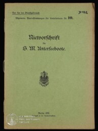 Grünes Deckblatt einer Broschüre mit schwarzer Frakturschrift 'Nietvorschrift für S. M. Unterseeboote', kaiserlichem Adlerwappen in der Mitte, Druckvermerk 'Berlin 1918', handschriftlicher Vermerk oben rechts und Museumswasserzeichen unten links