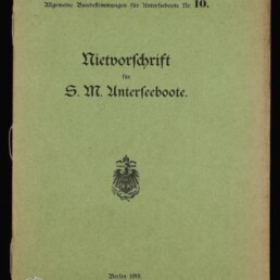 Grünes Deckblatt einer Broschüre mit schwarzer Frakturschrift 'Nietvorschrift für S. M. Unterseeboote', kaiserlichem Adlerwappen in der Mitte, Druckvermerk 'Berlin 1918', handschriftlicher Vermerk oben rechts und Museumswasserzeichen unten links