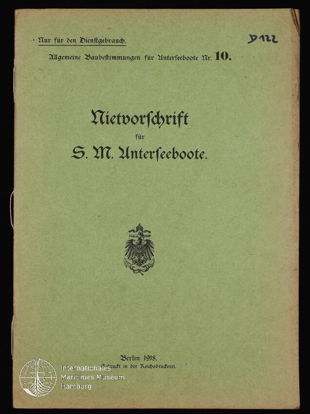 Grünes Deckblatt einer Broschüre mit schwarzer Frakturschrift 'Nietvorschrift für S. M. Unterseeboote', kaiserlichem Adlerwappen in der Mitte, Druckvermerk 'Berlin 1918', handschriftlicher Vermerk oben rechts und Museumswasserzeichen unten links