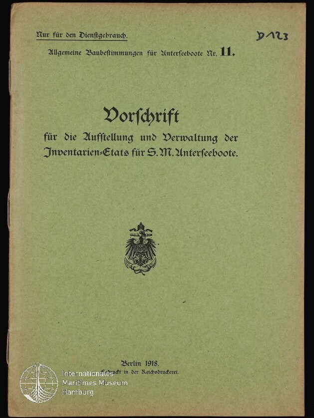 Umschlag eines grünlich-grauen Heftes mit Frakturschrift: Titel 'Vorschrift für die Aufstellung und Verwaltung der Inventarien-Etats für S.M. Unterseeboote', oben 'Nur für den Dienstgebrauch', mittig ein kaiserlicher Adler, handschriftliche Kennzeichnung oben rechts, Museumsstempel unten links und Datierung Berlin 1918.