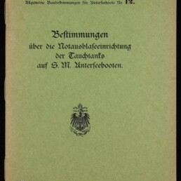 Grünes Titelblatt einer deutschen Dienstschrift von 1917 mit schwarzer Frakturschrift, der Überschrift über Notausblaseeinrichtungen für Tauchtanks auf S.M. Unterseebooten, kaiserlichem Adlerwappen in der Mitte und kleinem handschriftlichen Vermerk oben rechts.