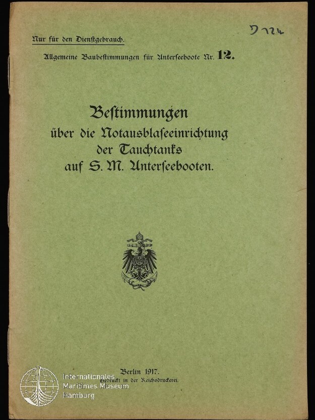 Grünes Titelblatt einer deutschen Dienstschrift von 1917 mit schwarzer Frakturschrift, der Überschrift über Notausblaseeinrichtungen für Tauchtanks auf S.M. Unterseebooten, kaiserlichem Adlerwappen in der Mitte und kleinem handschriftlichen Vermerk oben rechts.