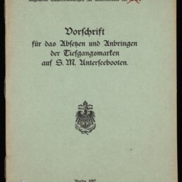Titelblatt eines deutschen Marine-Dokuments (Berlin 1917) mit schwarzer Frakturschrift: „Vorschrift für das Absetzen und Anbringen der Tiefgangsmarken auf S.M. Unterseebooten“, kaiserlicher Adler im unteren Mittelfeld, rote handschriftliche Nummerierung oben rechts und Museumsstempel unten links.