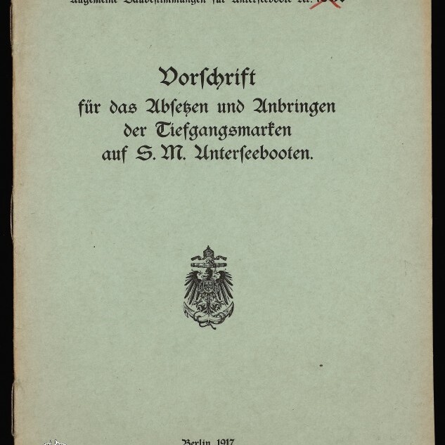 Titelblatt eines deutschen Marine-Dokuments (Berlin 1917) mit schwarzer Frakturschrift: „Vorschrift für das Absetzen und Anbringen der Tiefgangsmarken auf S.M. Unterseebooten“, kaiserlicher Adler im unteren Mittelfeld, rote handschriftliche Nummerierung oben rechts und Museumsstempel unten links.