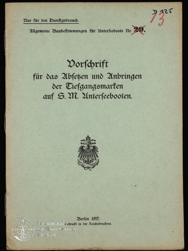 Titelblatt eines deutschen Marine-Dokuments (Berlin 1917) mit schwarzer Frakturschrift: „Vorschrift für das Absetzen und Anbringen der Tiefgangsmarken auf S.M. Unterseebooten“, kaiserlicher Adler im unteren Mittelfeld, rote handschriftliche Nummerierung oben rechts und Museumsstempel unten links.