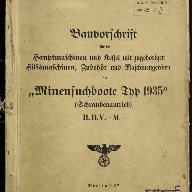 Vergilbter Einband einer deutschen Dienstvorschrift von 1937 mit dem Titel ‚Bauvorschrift … Minensuchboote Typ 1935 (Schraubenantrieb)‘ in Frakturschrift, handgenähter Bindung links, Reichsadler mit Hakenkreuz, mehrere Stempel und handschriftliche Vermerke sowie ein Museumssignet unten links.