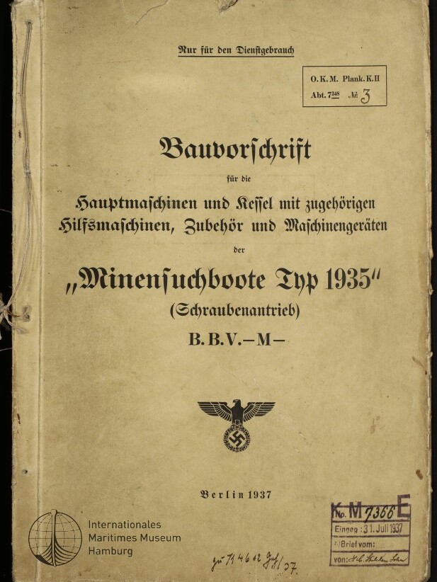Vergilbter Einband einer deutschen Dienstvorschrift von 1937 mit dem Titel ‚Bauvorschrift … Minensuchboote Typ 1935 (Schraubenantrieb)‘ in Frakturschrift, handgenähter Bindung links, Reichsadler mit Hakenkreuz, mehrere Stempel und handschriftliche Vermerke sowie ein Museumssignet unten links.