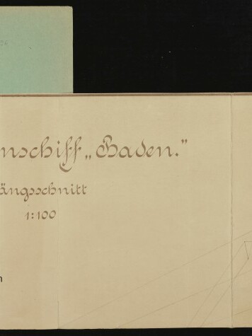 Auf einem aufgeklappten beigefarbenen Planblatt mit sichtbaren Falz- und Lochungen links steht in kalligrafischer Schrift „S.M. Linienschiff ‚Baden.‘ Längsschnitt 1:100“, rechts ist eine feine Bleistiftskizze eines Mastes mit Wanten zu sehen; links liegt ein blassgrünes Registerblatt und unten links prangt das Logo des Internationalen Maritimen Museums Hamburg.