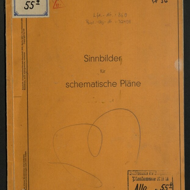Orangefarbener Umschlag eines Hefts mit dem Titel „Sinnbilder für schematische Pläne“, handschriftlichen Notizen, Stempeln und einem Aufkleber mit Nummer; oben rechts die Kennzeichnung „KM 5“ und Datum „April 1939“, unten links das Logo des Internationalen Maritimen Museums Hamburg.