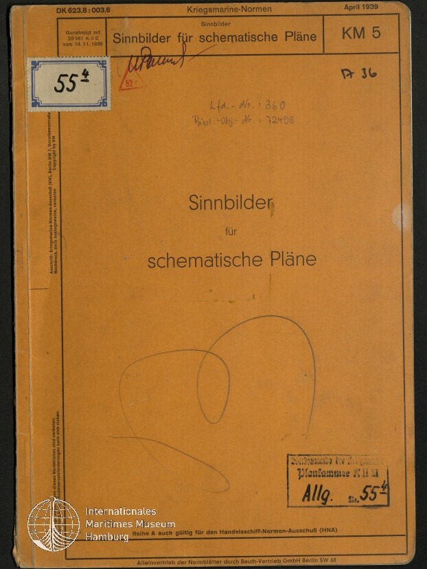 Orangefarbener Umschlag eines Hefts mit dem Titel „Sinnbilder für schematische Pläne“, handschriftlichen Notizen, Stempeln und einem Aufkleber mit Nummer; oben rechts die Kennzeichnung „KM 5“ und Datum „April 1939“, unten links das Logo des Internationalen Maritimen Museums Hamburg.