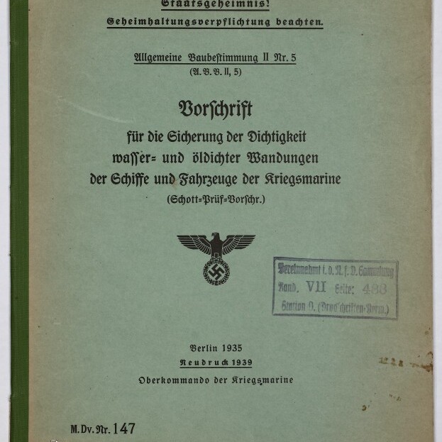Umschlag einer deutschen Kriegsmarine-Dienstvorschrift (Berlin 1935, Neudruck 1939) auf grünlichem Papier mit grünem Buchrücken, schwarzer Frakturschrift, mittig gedrucktem Reichsadler mit Hakenkreuz, blauem Stempel rechts und weißem Museumslogo unten links.
