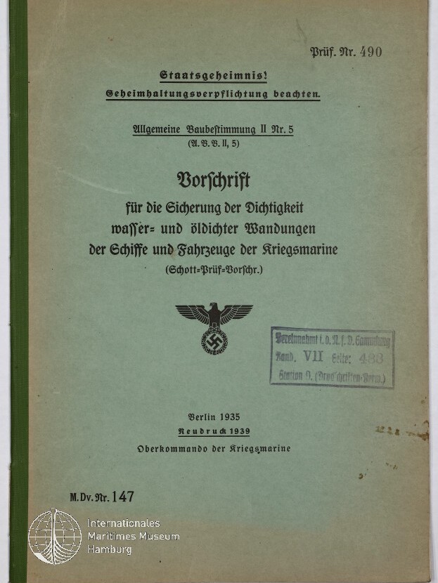 Umschlag einer deutschen Kriegsmarine-Dienstvorschrift (Berlin 1935, Neudruck 1939) auf grünlichem Papier mit grünem Buchrücken, schwarzer Frakturschrift, mittig gedrucktem Reichsadler mit Hakenkreuz, blauem Stempel rechts und weißem Museumslogo unten links.