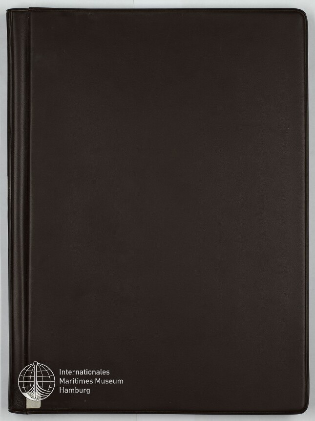 Dunkelbraunes Leder-Cover eines Ordners im Hochformat liegt flach auf hellem Hintergrund; links ist die Bindung sichtbar und unten links ein weißes Logo mit dem Schriftzug Internationales Maritimes Museum Hamburg.