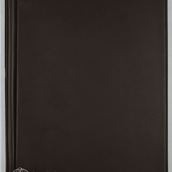 Dunkelbraunes Leder-Cover eines Ordners im Hochformat liegt flach auf hellem Hintergrund; links ist die Bindung sichtbar und unten links ein weißes Logo mit dem Schriftzug Internationales Maritimes Museum Hamburg.