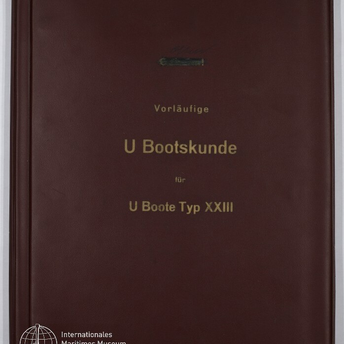 Dunkelbrauner Ordner mit goldener Aufschrift 